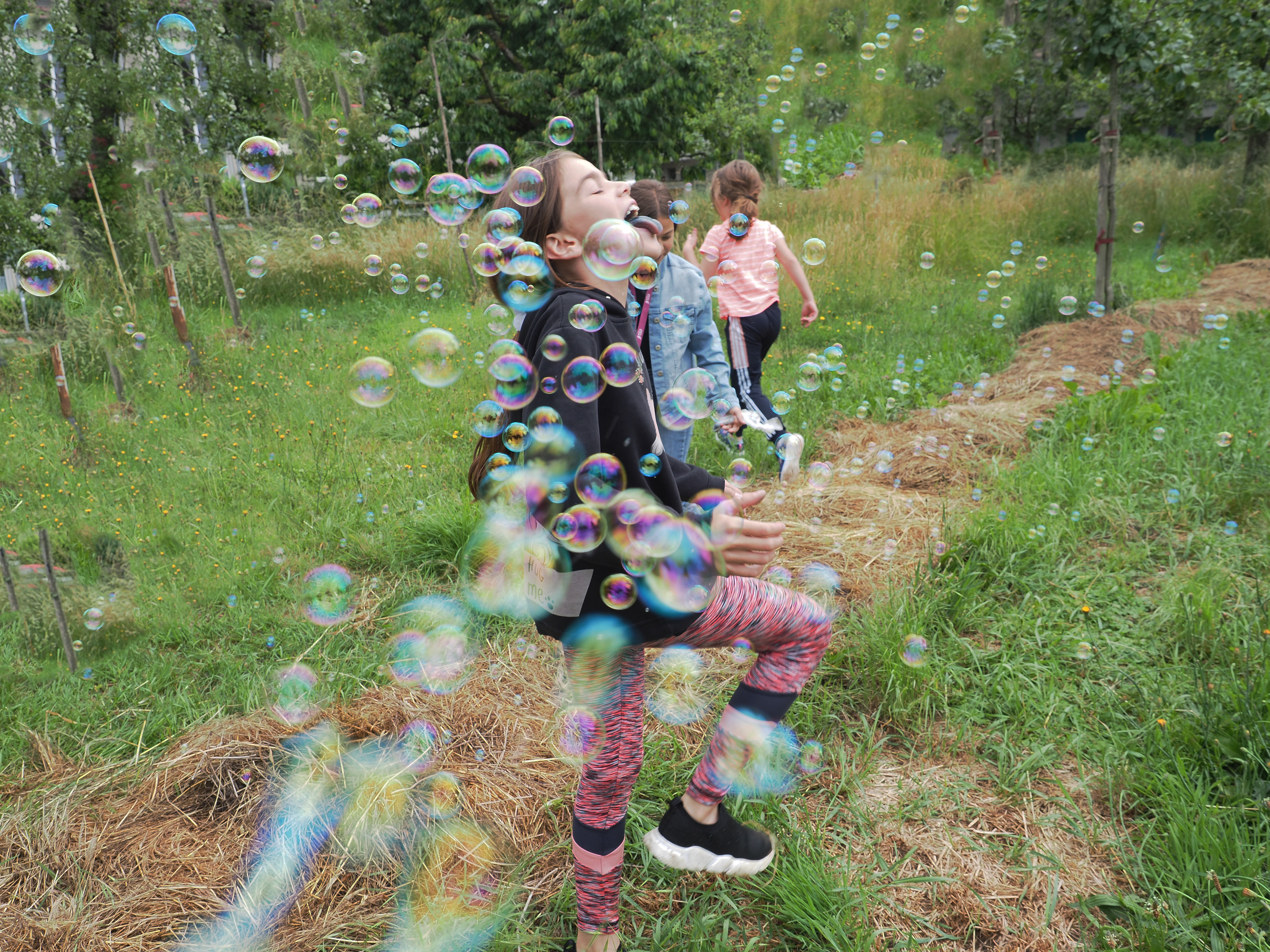 Symbolbild DOK Kinder spielen mit Seifenblasen