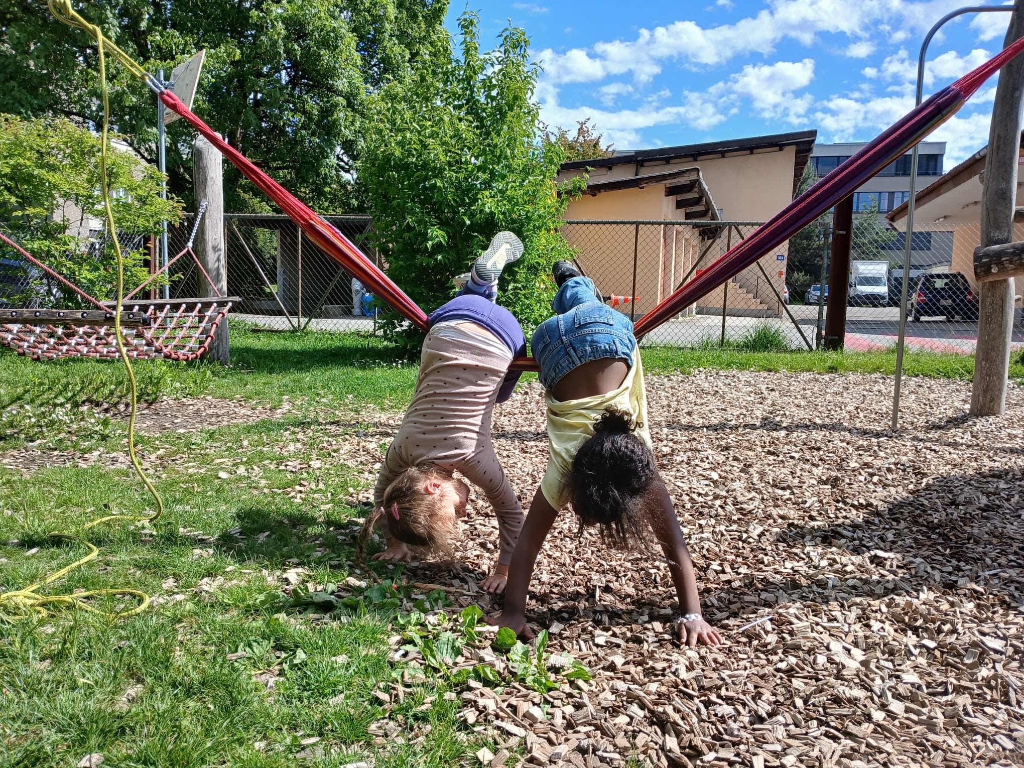 Symbolbild Kindertreff JoJo Kinder spielen auf Hängeschaukel