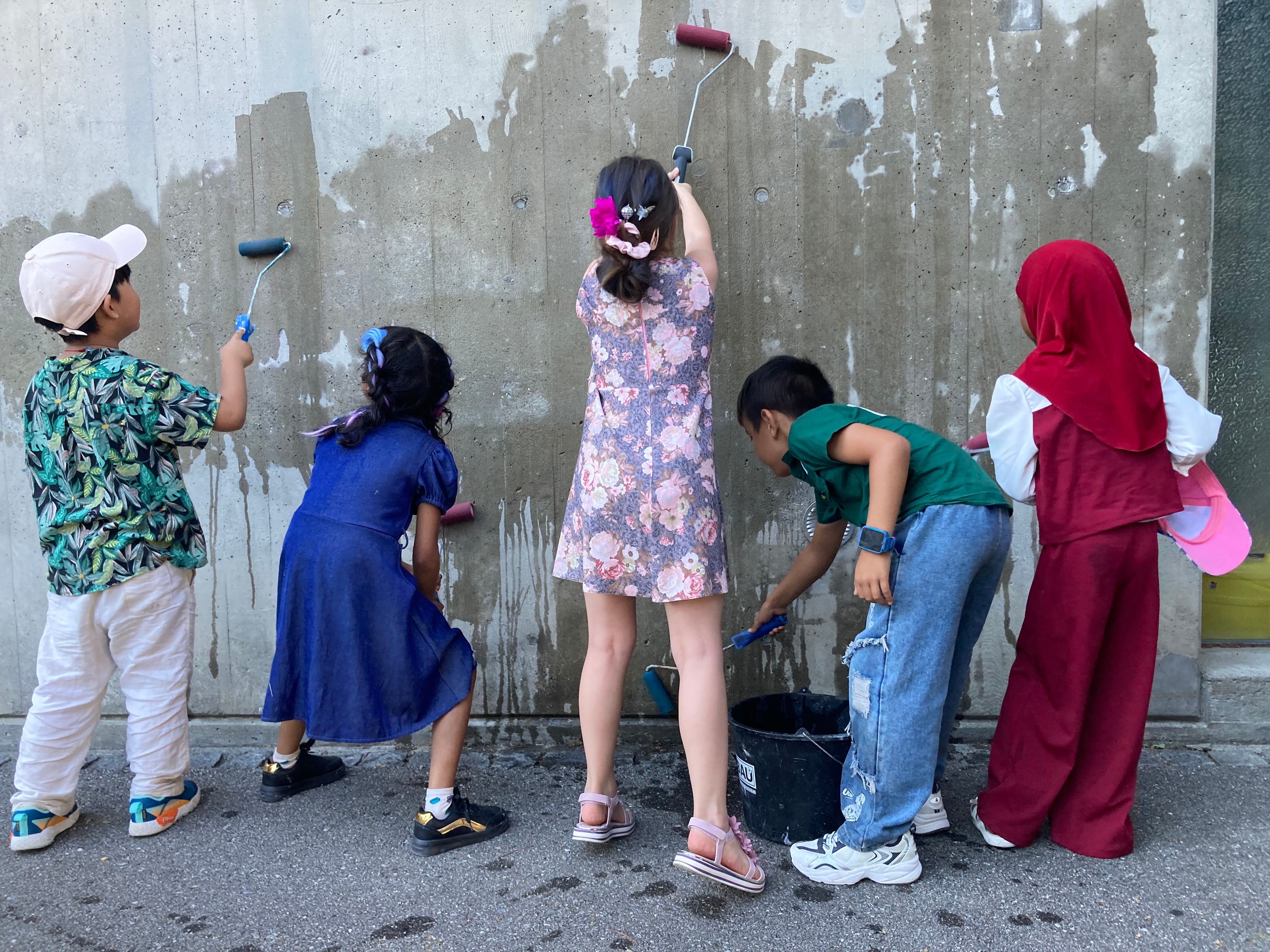 Symbolbild Kindertreff Tscharni Kinder bauen mit Tüchern ein Zelt