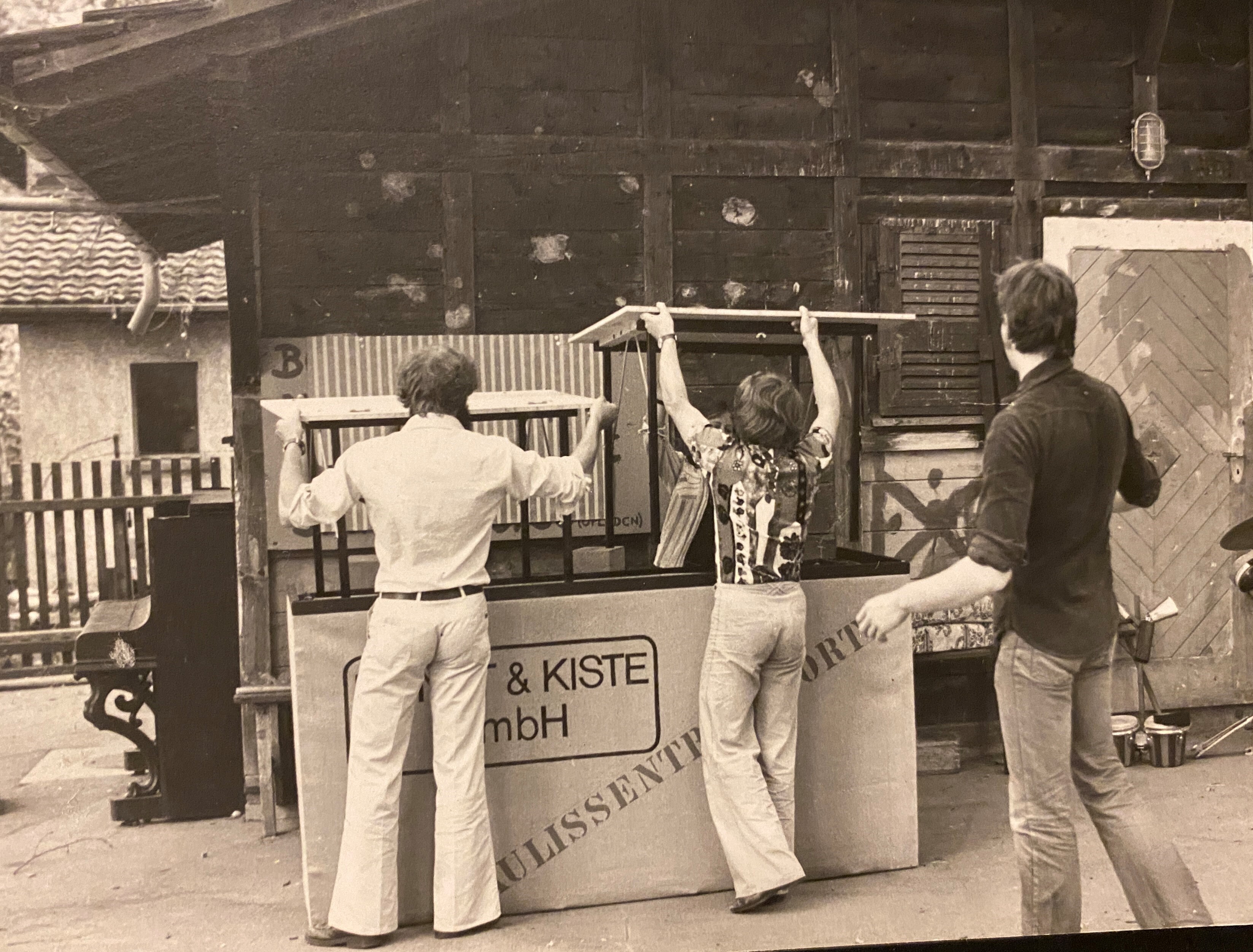1973: Junge Männer bauen etwas auf dem DOK Spielplatz Längmuur